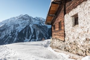 Kaiserblick Tiroler Alpen mit Hütte