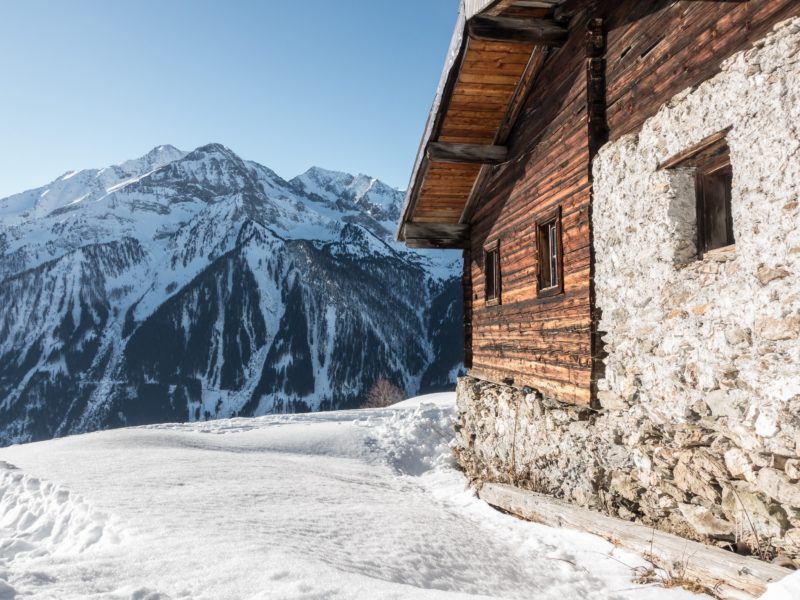 Kaiserblick Tiroler Alpen mit Hütte