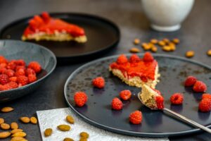 No Bake Erdmandeltorte Mit Himbeeren